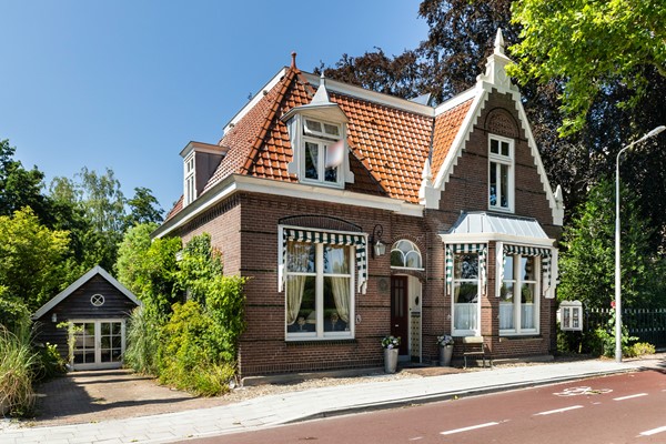 Uitzonderlijk wonen aan de Amstel. Op een prachtige locatie aan de dijk staat deze karaktervolle, vrijstaande woning met een eveneens vrijstaand atelier in de tuin. 